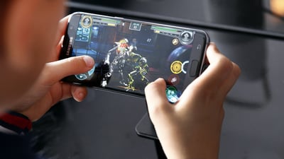 مركز حقوقي يحذر من تعرض أطفال العراق لخطر الإدمان الإلكتروني