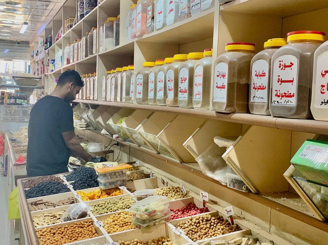 عطارو بغداد ينافسون الصيدليات بالعشب الرخيص.. وطبيب يحذر من الفشل الكلوي (صور)