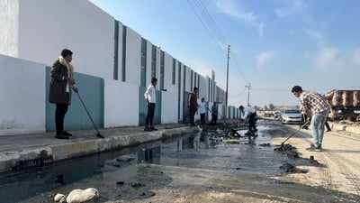 بابل: طلبة المدحتية سئموا الجدل بين البلدية والمجاري ونظفوا مدخل المدرسة (صور)