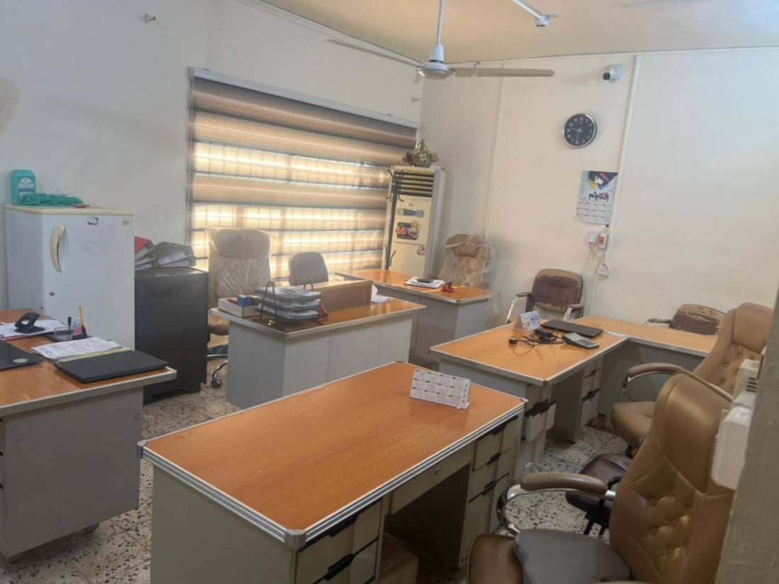 صور: موظفو خزينة واسط يتركون مكاتبهم فارغة ويعتصمون أمام الدائرة