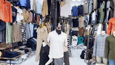 دوکاندارێک جل دەبەخشێتە ئەوانەی توانای کڕینی جلی جەژنییان نییە