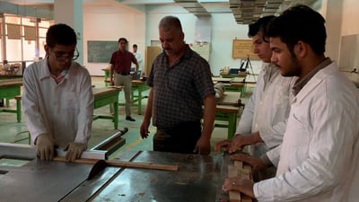 من داخل المركز الكوري.. شباب بغداد يتعلمون النجارة والخياطة وصيانة الموبايل
