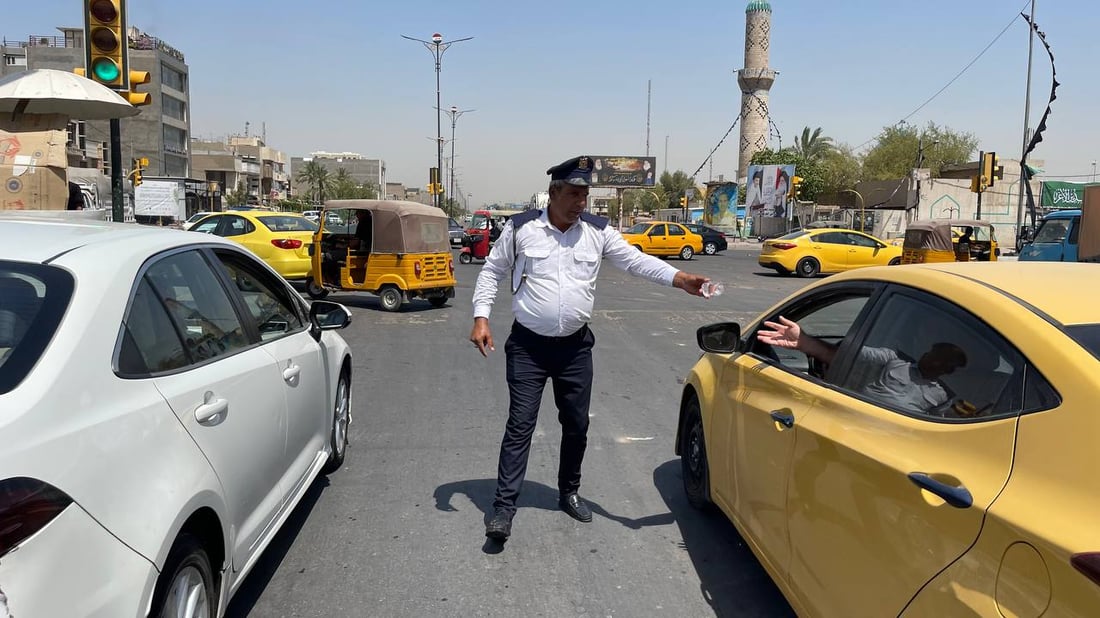 صور من مدينة الصدر: رجال المرور تفرغوا لسقي العطاشى في تقاطع الحمام