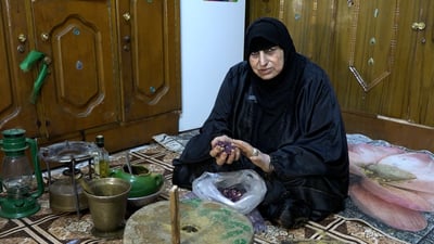 “العارفة” شكرية تتحدى مدينة الطب: أعالج مرضى الكبد بموهبة عائلية وهذه أدواتي