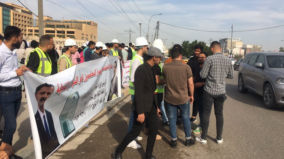 مهندسو البصرة ينتظرون السوداني أمام “الملينيوم”: تفضل وقّع أمر توظيفنا (فيديو)