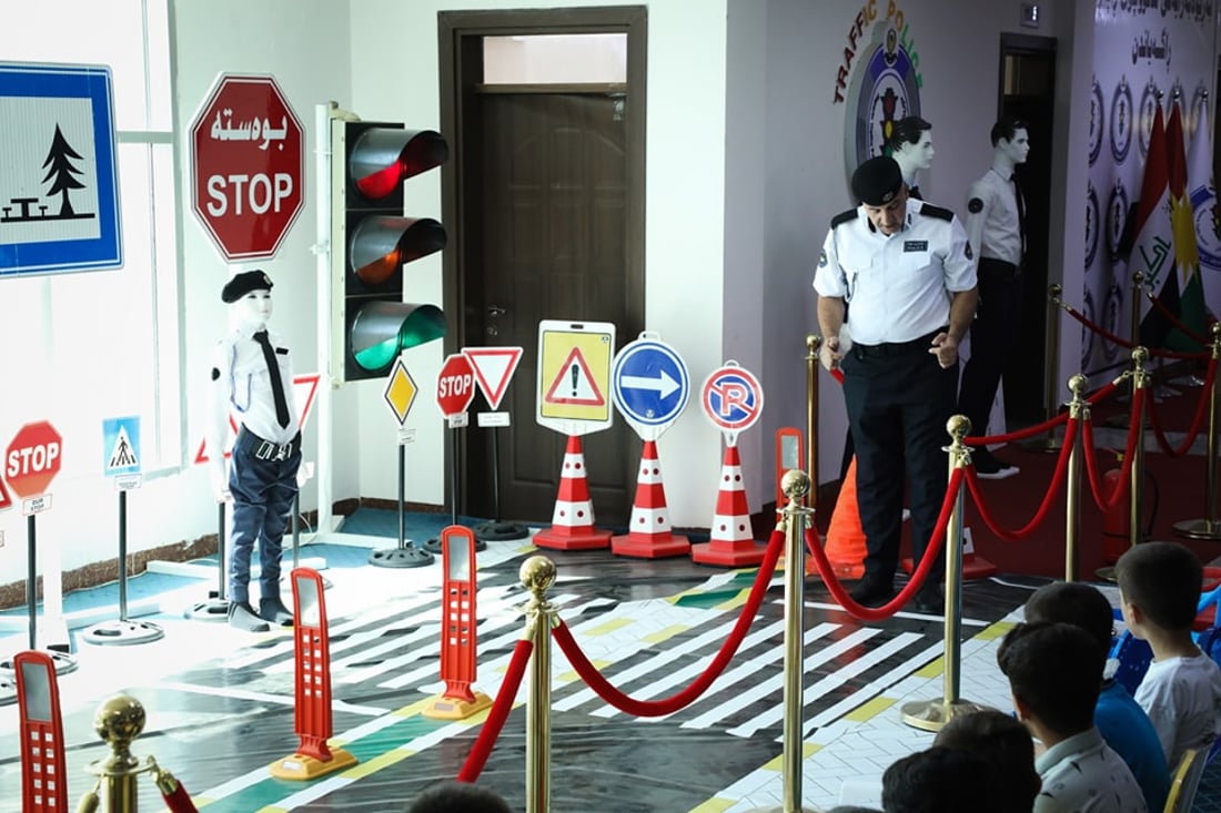 هاتوچۆى راپه‌ڕین هێما و رێنماییه‌كانى به‌ منداڵان ئاشنا ده‌كات