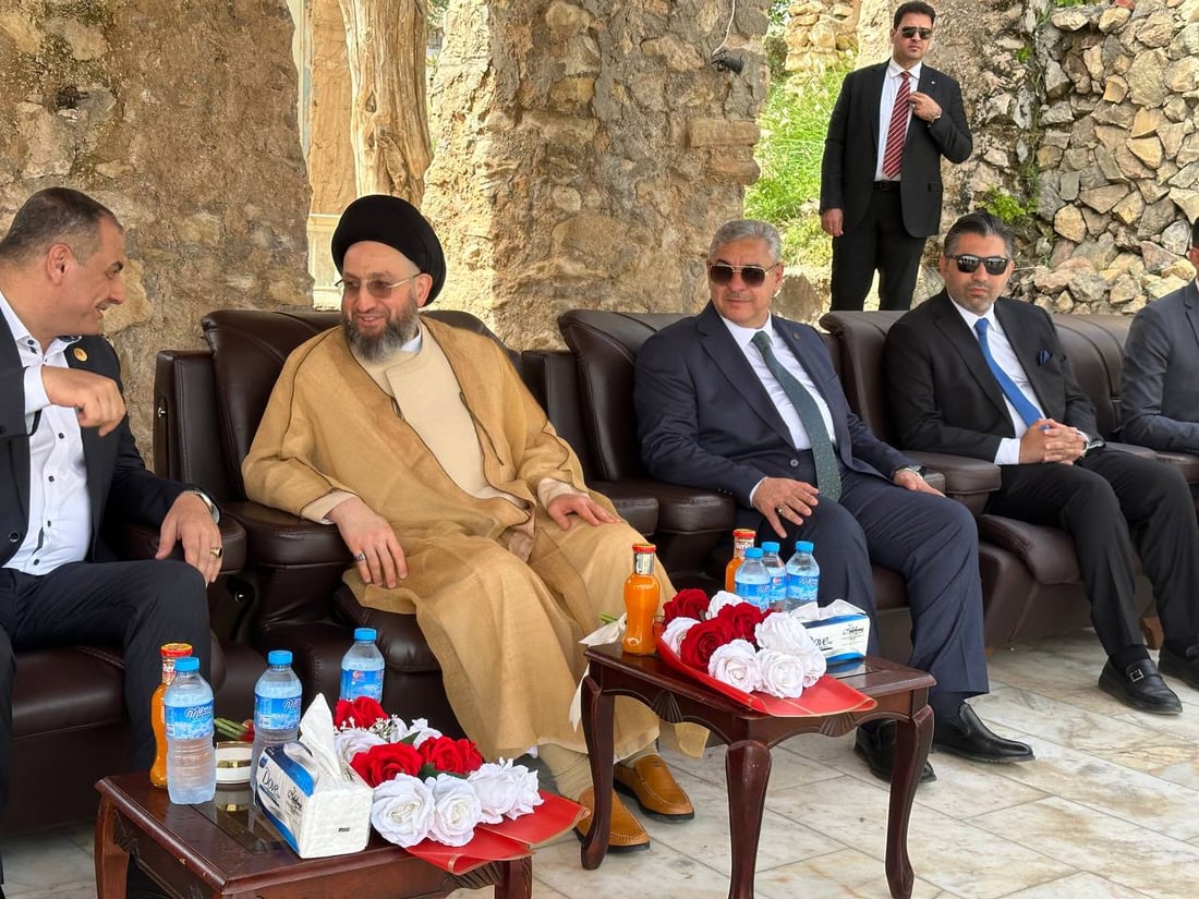 الحكيم يتأمل نواعير هيت وسعيد بأول زيارة للمدينة (صور)