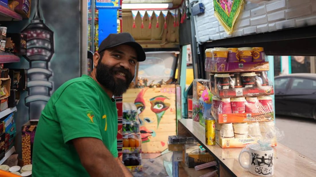 صور: بصراوي يعشق بغداد.. غيّر اسمه من أجلها وافتتح هذا الكشك المتنقل الرائع!