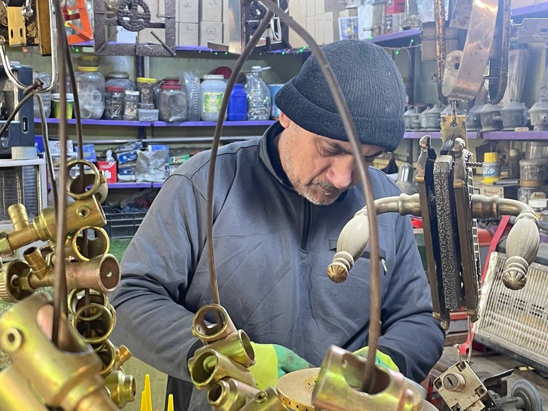 آخر مُصلحي الأقفال في مدينة الصدر: نجمع أكثر من مهنة لنواجه “الصيني”