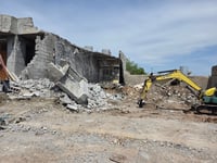 دیوار و سەقفی خانوویەک داڕما و پیکابی خاوەن ماڵی وێران ...