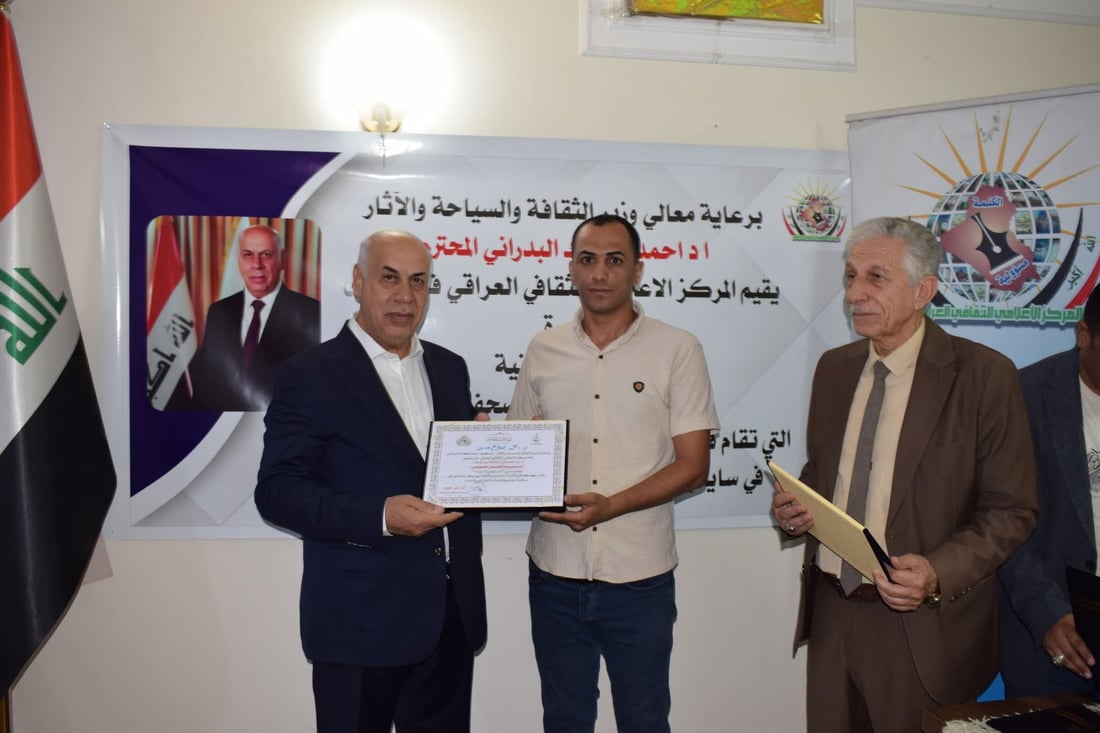 الموصل تهدي وزيرها “درع التميز” في دورة لمهارات الكتابة الصحفية