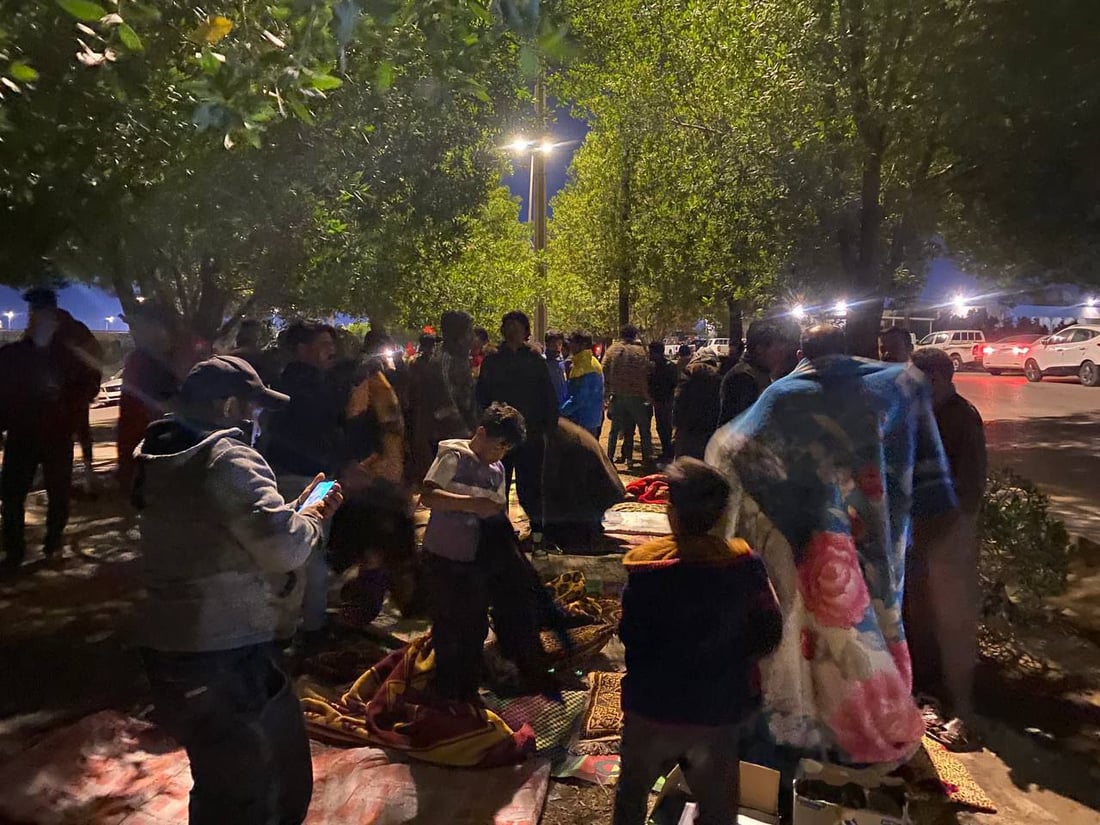 صور ليلية: ضرغام وأصدقاؤه أمام استئناف بابل احتجاجاً على قضية السلامي والمهلهل