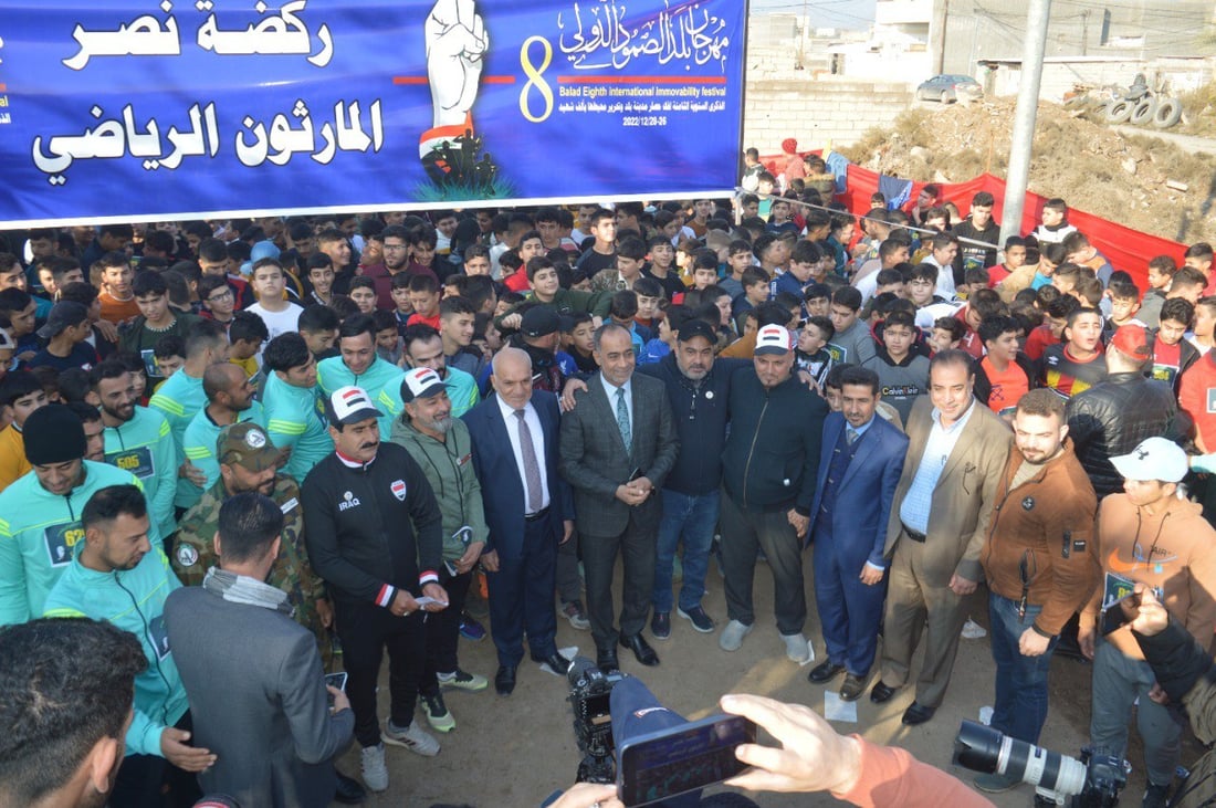 بلد: 1500 متسابق يقطعون 3 كيلومترات في “ركضة نصر” السنوية (صور)