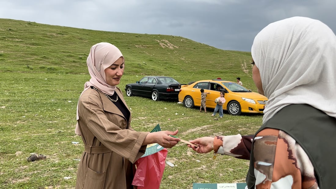 فريق السوداني يوزع أقلاماً صديقة للبيئة في كركوك تُزرع بعد تلفها (فيديو)