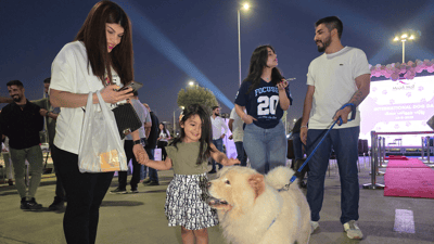 رۆژی جیهانی سەگە و نمایشیان دەکەن