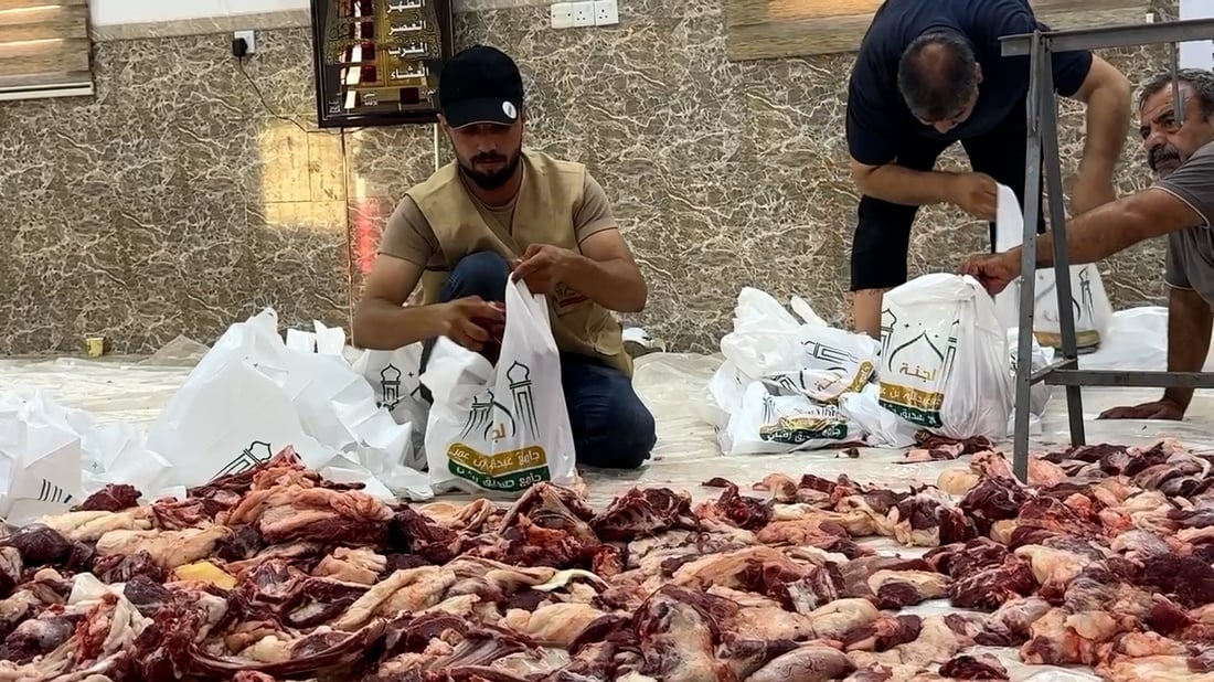 صور: 55 عجلاً و40 كبشاً لفقراء الموصل.. مساهمة المتبرعين صبيحة عيد الأضحى
