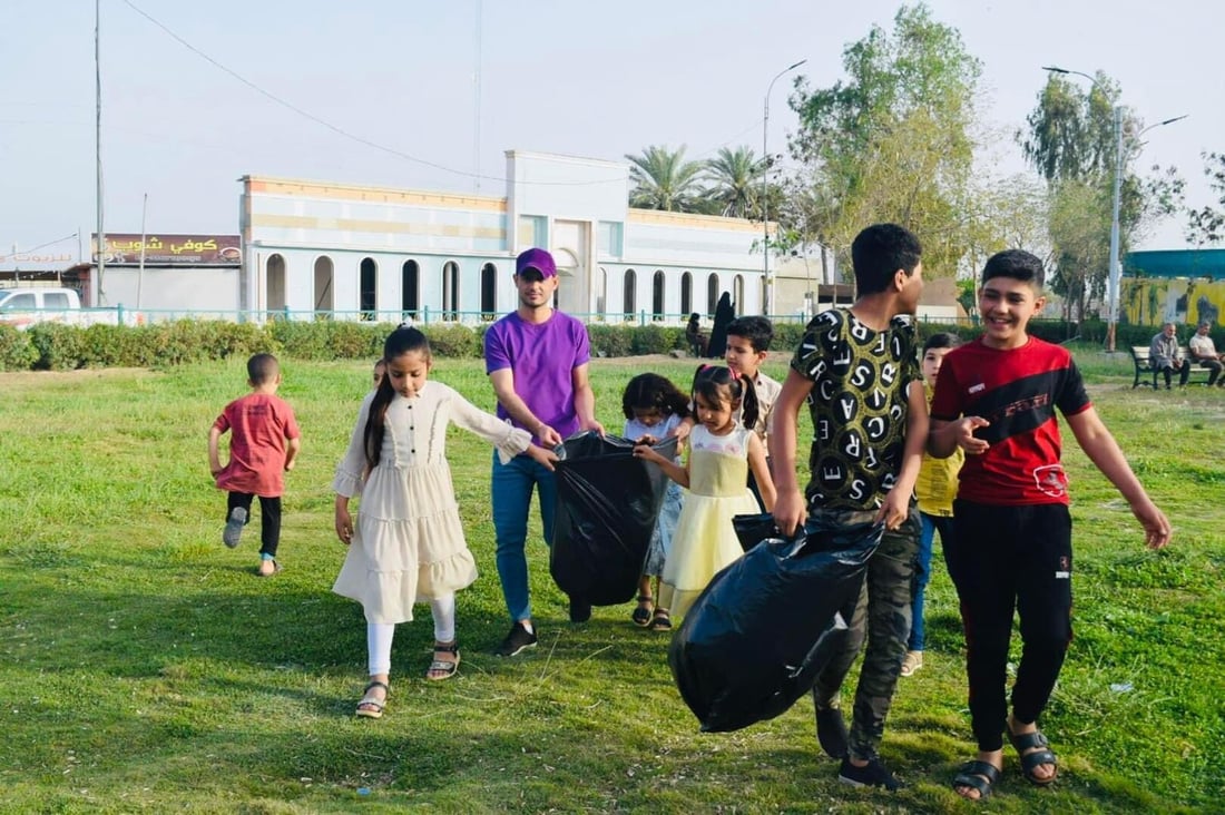 صور: أيتام بعقوبة نظفوا المنتزه وزرعوا الشتلات وشاركوا في إفطار جماعي