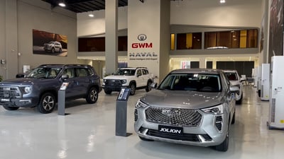 فيديو: النجف تشتري سيارة هايبرد قبل وصولها للكمرك.. “تفويلة” واحدة في الشهر؟