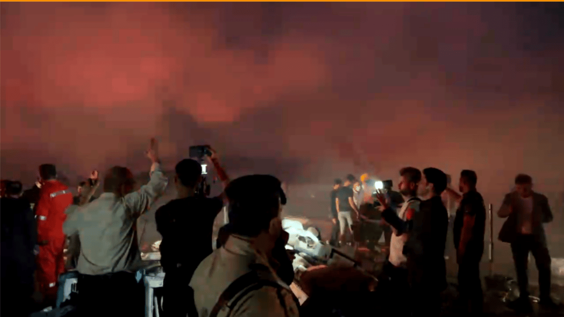 بەشێكی کەپر و مێزەکانی ناو گۆڕەپانی بازاڕی نیشتمان سووتان