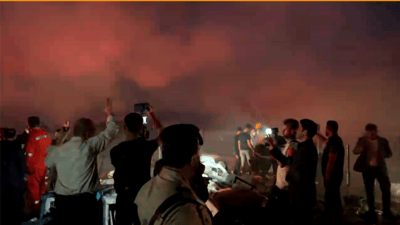 بەشێكی کەپر و مێزەکانی ناو گۆڕەپانی بازاڕی نیشتمان سووتان