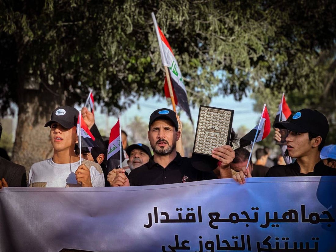 صور خامنئي والصدر تتقدم مسيرات الجادرية لنصرة القرآن