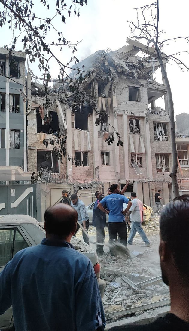 صور إيران ذاك الصباح.. طهران الجميلة بعوائل وأطفال تحت الصدمة
