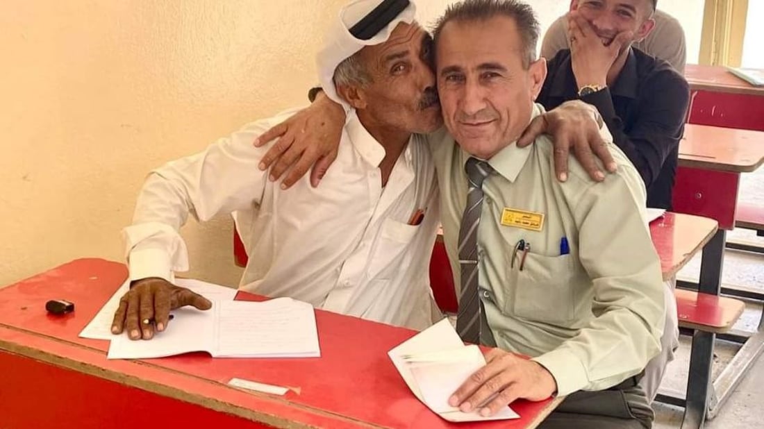 بالغترة والعقال.. ستيني يشارك بامتحانات السادس الابتدائي في كركوك