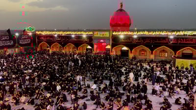 فيديو: عواصف النجف لم تمنع الحشود من ضريح الصدر وجيش المهدي استذكر كل شيء