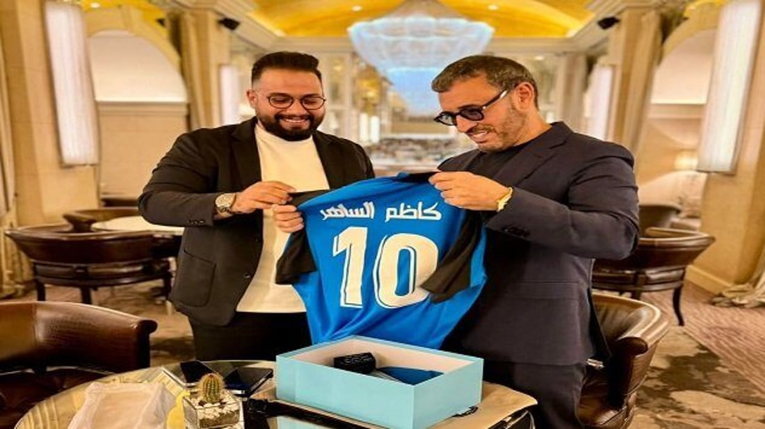 الأنيق يهدي قميصه لكاظم الساهر.. أبرز مشجعي النادي منذ أيام الشباب (صور)