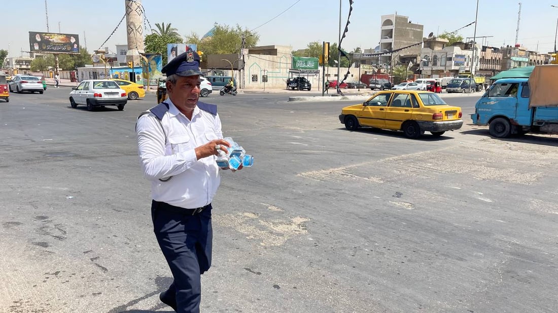 صور من مدينة الصدر: رجال المرور تفرغوا لسقي العطاشى في تقاطع الحمام