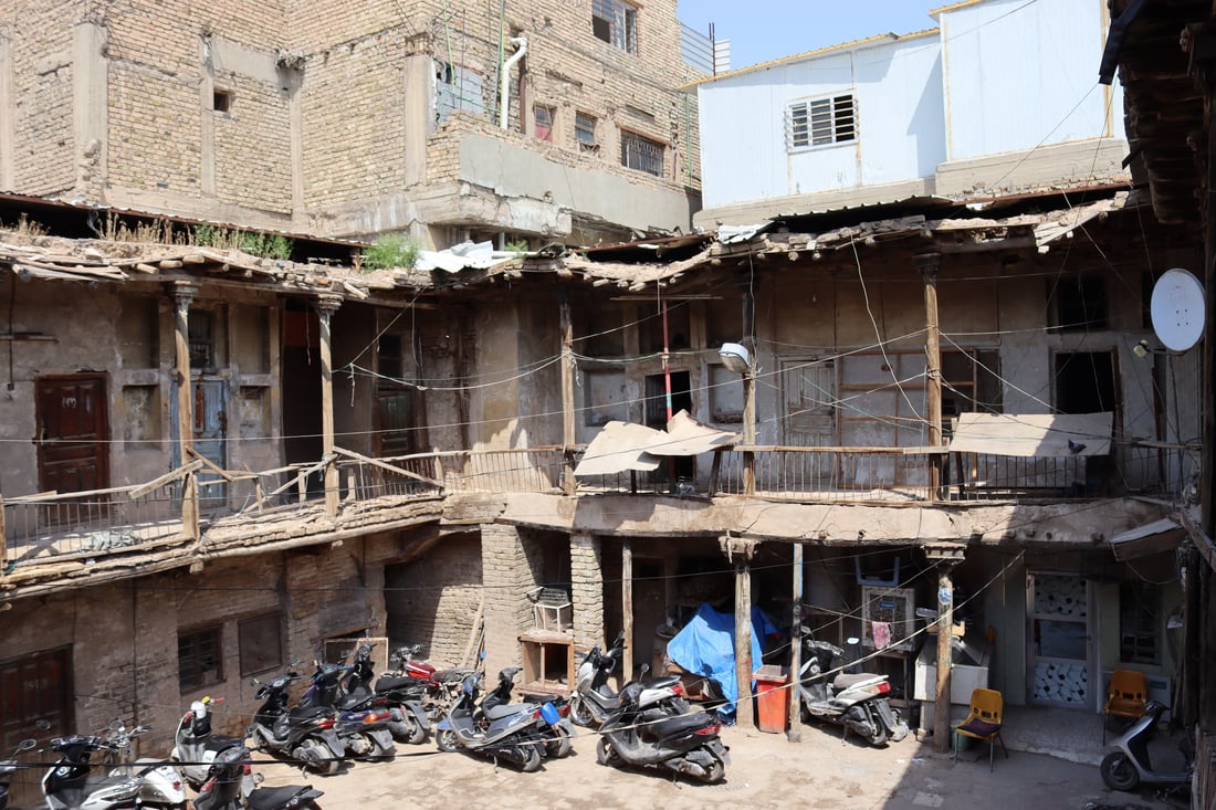 فيديو من “خان المدامغة” في الكاظمية: آخر شاهد على العهد العثماني تحوّل إلى “گراج”