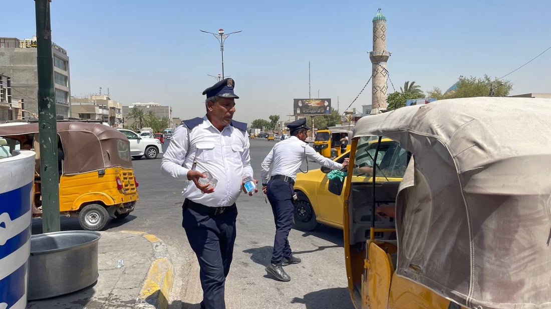 صور من مدينة الصدر: رجال المرور تفرغوا لسقي العطاشى في تقاطع الحمام