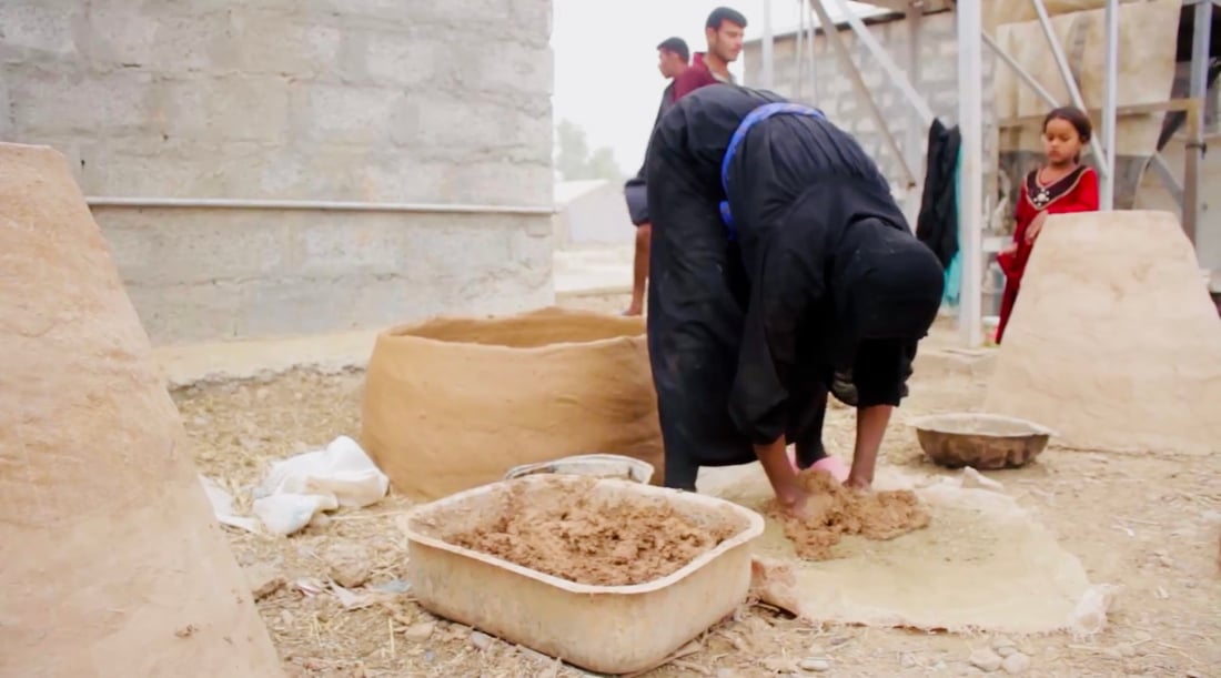 صور من ورشة أم أحمد.. فخامة صناعة التنور الطيني في صلاح الدين
