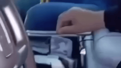 “هل تنفعني إذا فُصلت؟”.. رجل مرور يرفض رشوة سائق (فيديو)