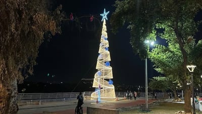 Holiday decorations go up across Baghdad as festivities are cancelled