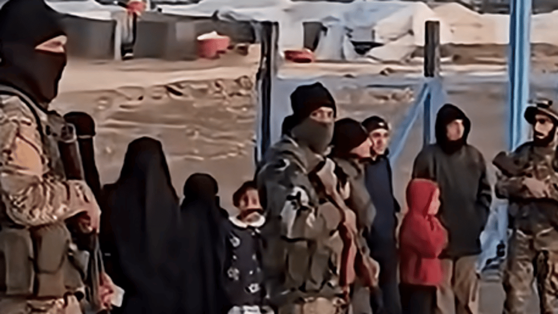 الجيش السوري يفتح البوابة الحديدية لـ “مخيم الهول” ويدخل بآلياته