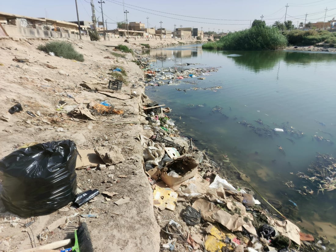 جندي نظف شط غماس وحده وعاد مصدوماً بالمشهد.. النفايات غطت المكان مجدداً (صور)