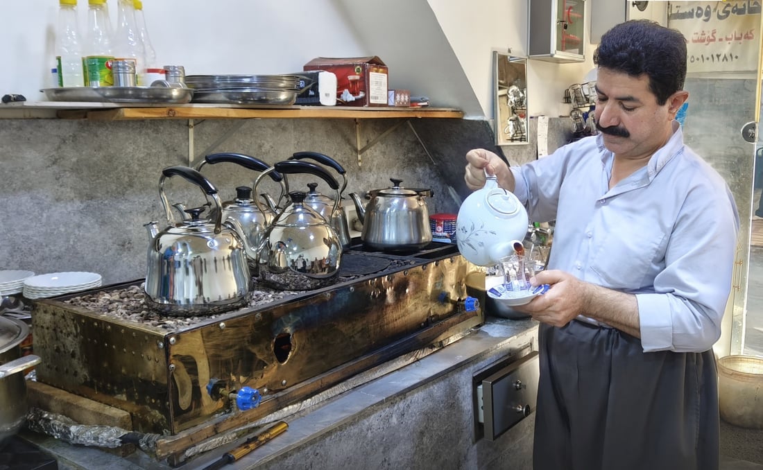 “چایچي” يمنع التدخين في المقهى 4 ساعات يومياً (صور)