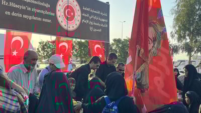 (صور) القنصل التركي يخدم الزائرين في النجف: نحب أهل البيت