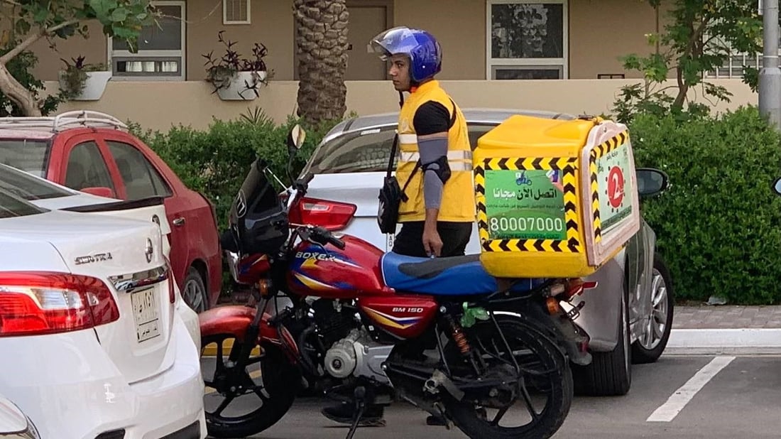 الدليفري لا ينام في بسماية.. 500 “طلبية” في اليوم والحراس حفظوا كل الوجوه (صور)