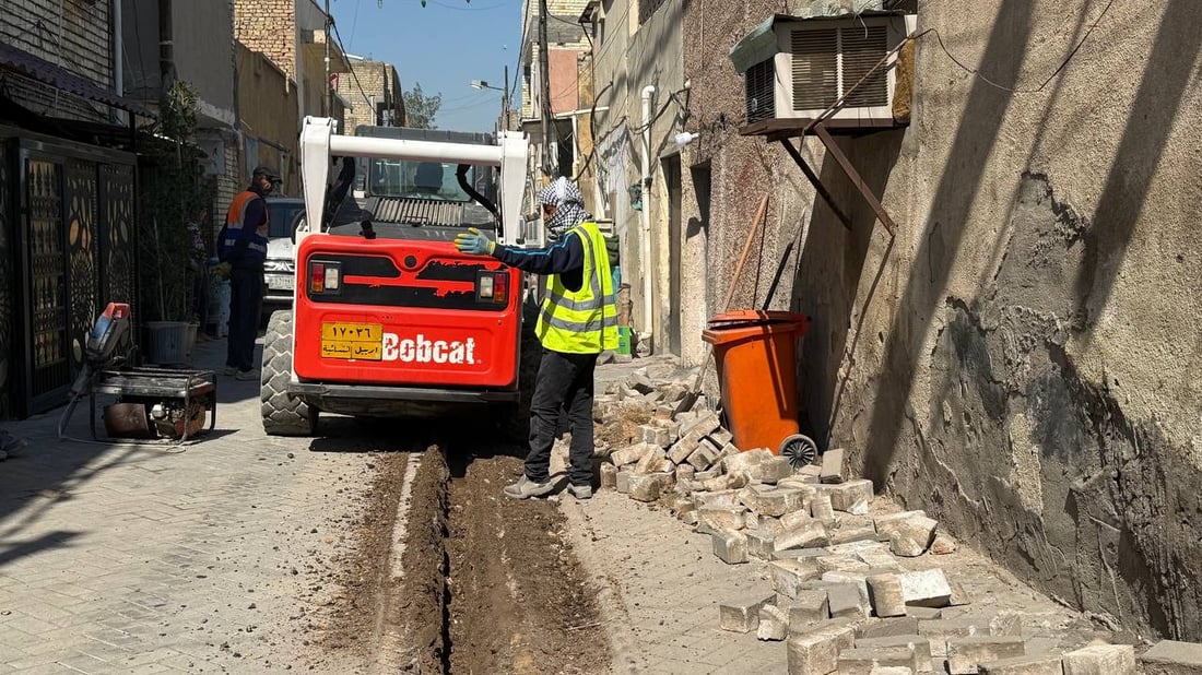 شيوخ أخيار يسهلون المهمة.. الكيبل الضوئي يسير بصعوبة في مدينة الصدر (صور)