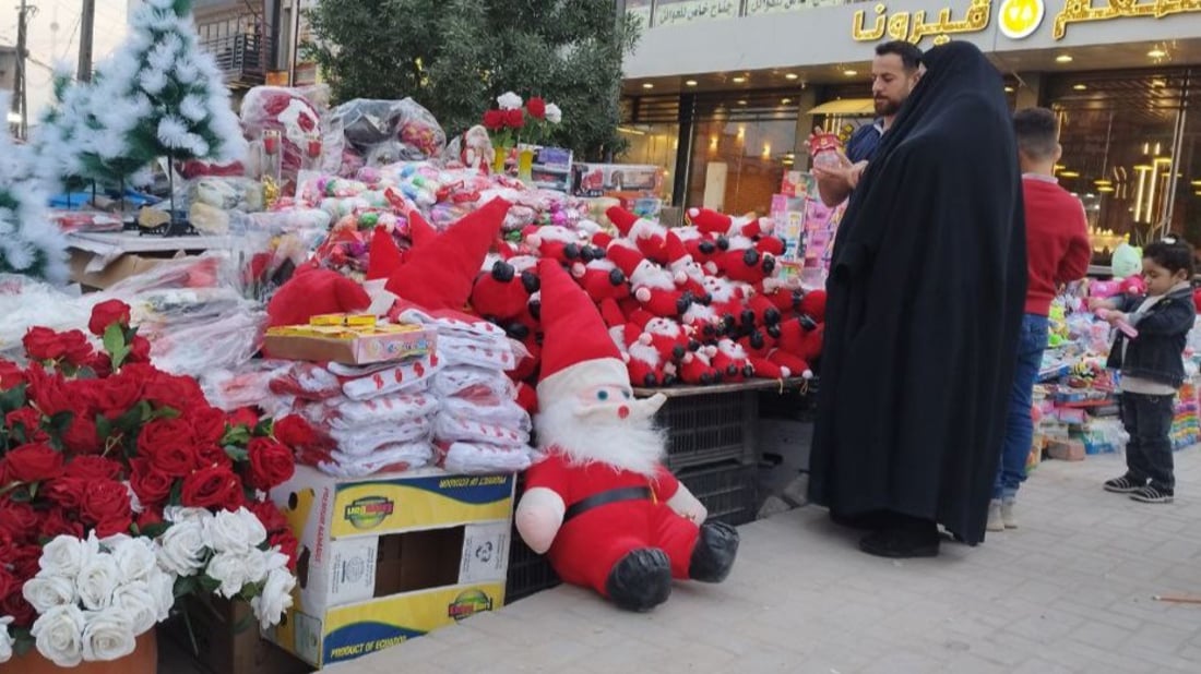 صور: عشاق الحلة ينعشون شارع الجمعية بهدايا الميلاد وإيران تنافس على “بابا نويل”