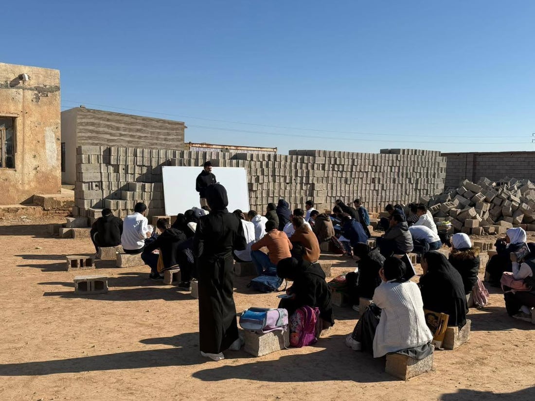 صور صادمة من مدرسة في مندلي.. مقاعد الطلبة “بلوك” وسقفهم السماء