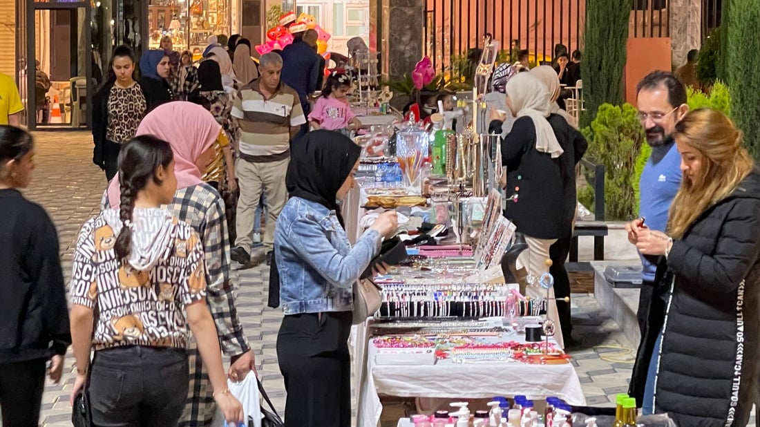 نساء من كركوك تستعرض مهارات إعادة التدوير في معرض “بوليفارد” الليلي (صور)