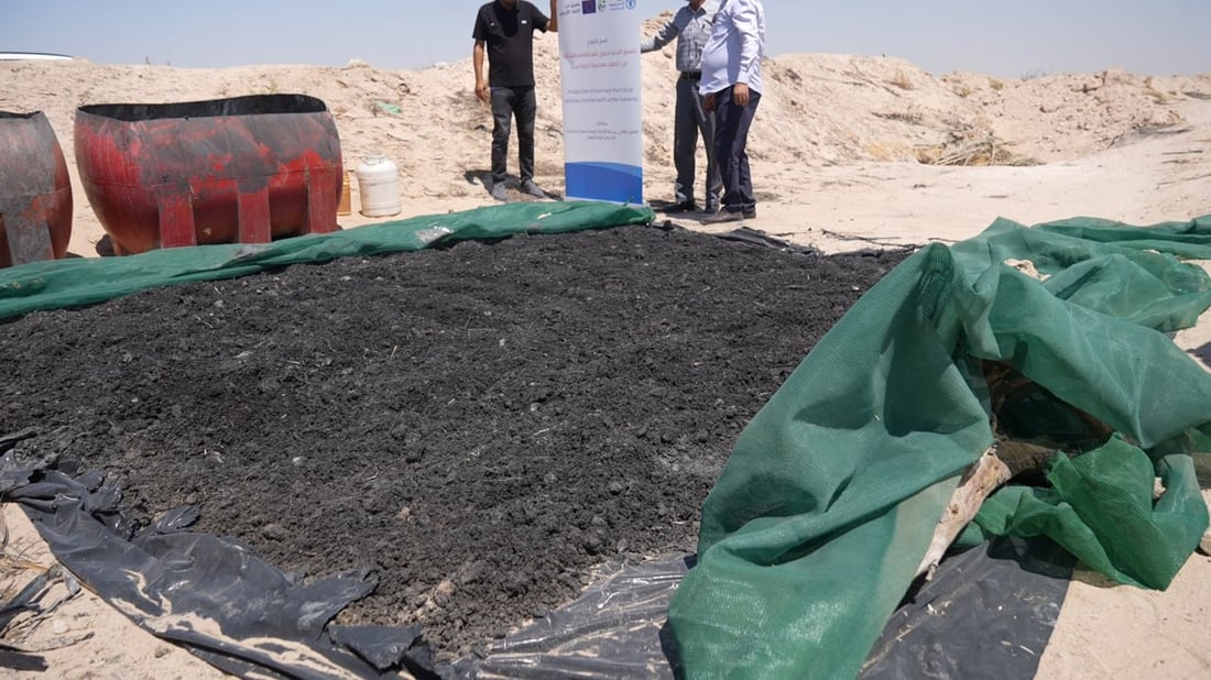 صور: خبراء البصرة أنتجوا سماد الفحم النباتي بعد حرق مخلفات البساتين
