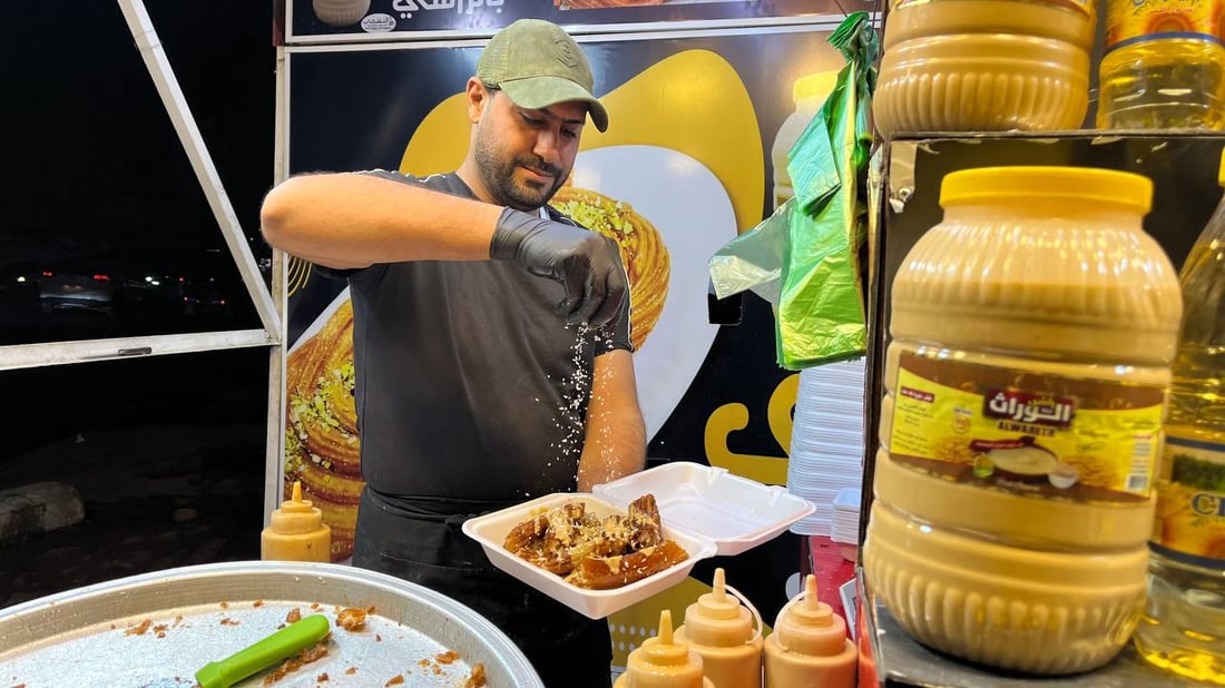 صور: بائع بغدادي “مرتبك” مع لهجات البصرة.. “رهش وعرموط” عند كشك الداطلي والراشي