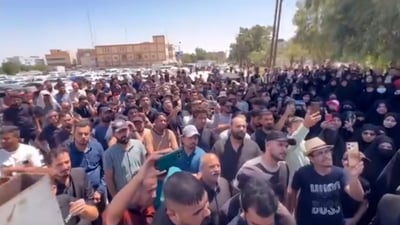 فيديو: تربويو العقود يتظاهرون في النجف ويغلقون بوابة المجلس لبعض الوقت