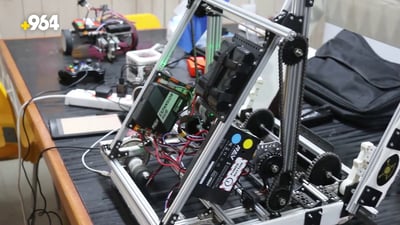 نورس عارف يجمع أذكياء البصرة.. روبوتات عراقية إلى منافسات سويسرا (فيديو)