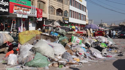 إضراب عمال النظافة في ثالث أيامه.. الزبير تغرق في النفايات
