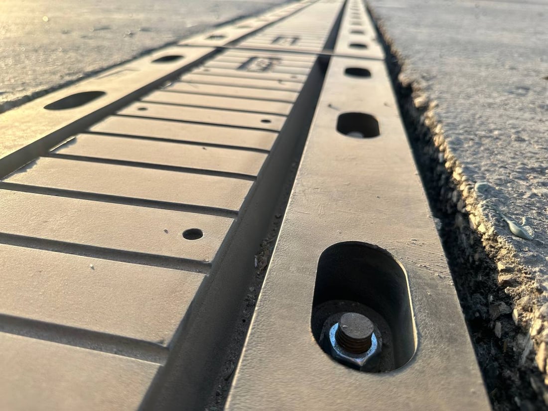 سرقات وخلل في “الجوين”.. جسر الجمهورية الجديد وسط الديوانية مغلق (صور)